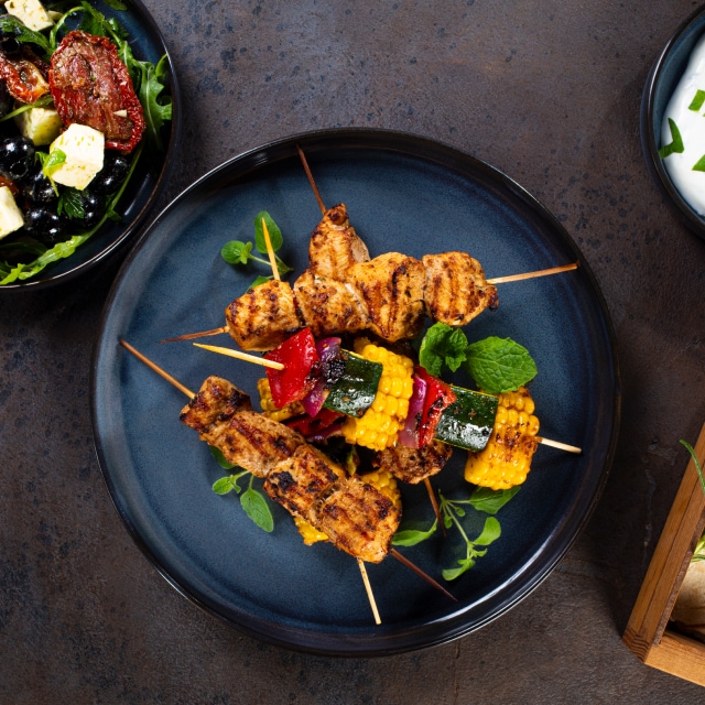 Souvlaki z kurczaka z grecką sałatką i ziołowym jogurtem Souvlaki z kurczaka z grecką sałatką i ziołowym jogurtem
